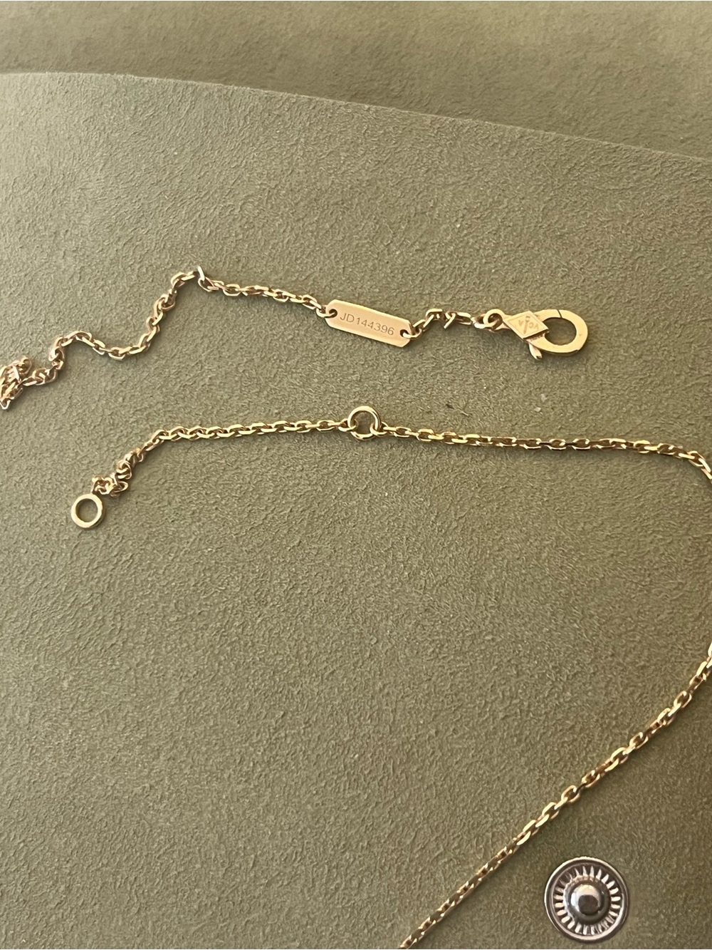 Van Cleef & Arpels Women's Mother of Pearl Alhambra Pendant Necklace Extended - Picture 6 of 9